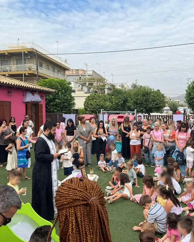 Αγιασμός στην αυλή του σχολείου με γονείς και παιδιά