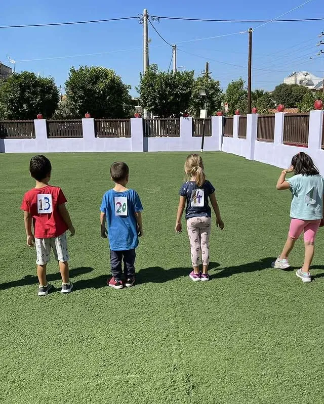 Παιδιά με αριθμούς έτοιμα για αγώνα δρόμου στην αυλή