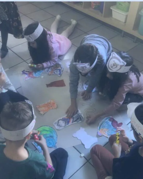 Ομαδική δραστηριότητα στην τάξη με χειροποίητα στέμματα