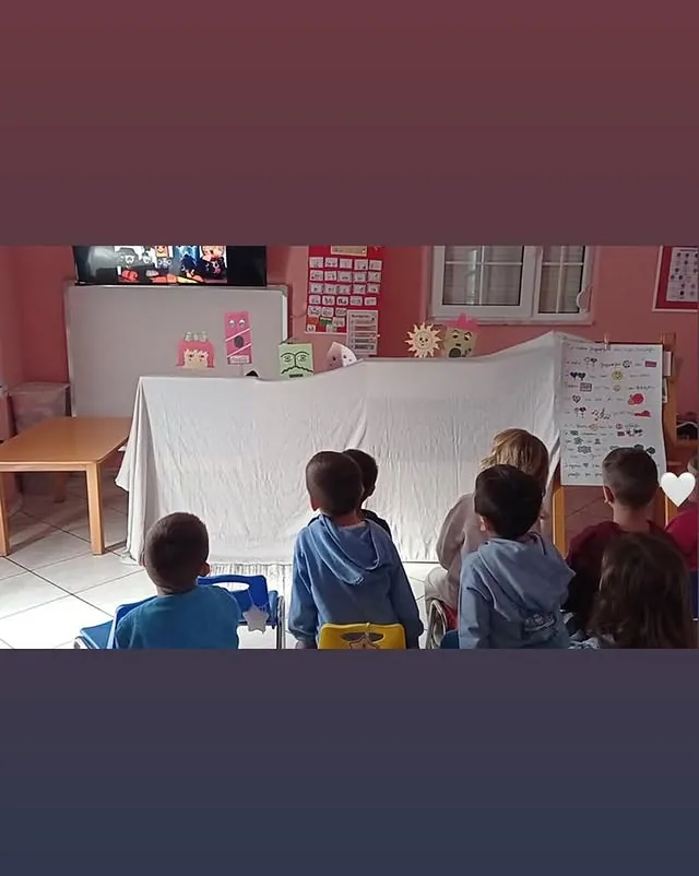 Παιδιά παρακολουθούν κουκλοθέατρο στην τάξη