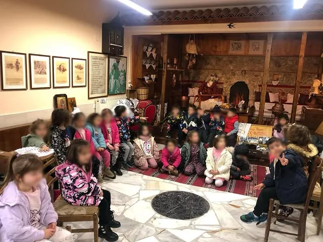Παιδιά σε ξενάγηση στο λαογραφικό μουσείο