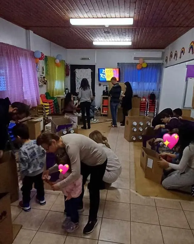 Γονείς και παιδιά φτιάχνουν κατασκευές στην τάξη