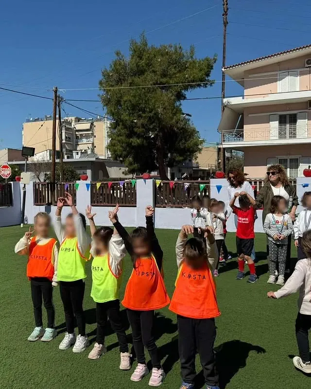 Παιδιά σε αθλητική δραστηριότητα στην αυλή