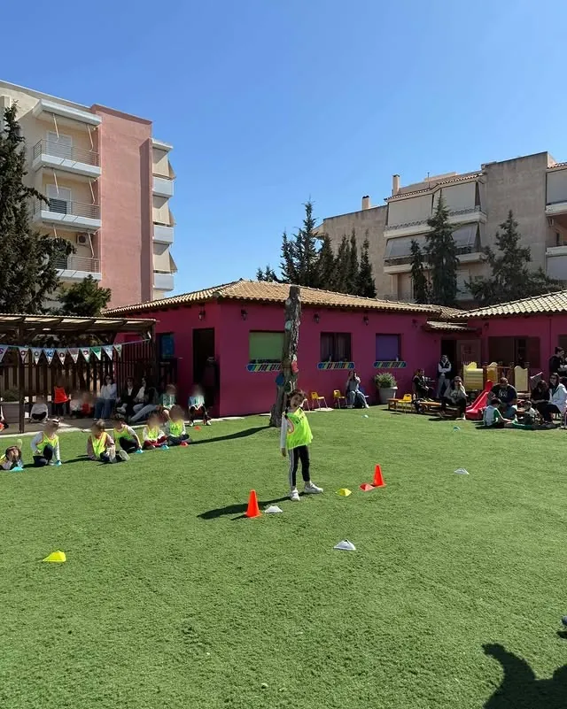 Παιδί σε αθλητική δραστηριότητα στην αυλή του σχολείου