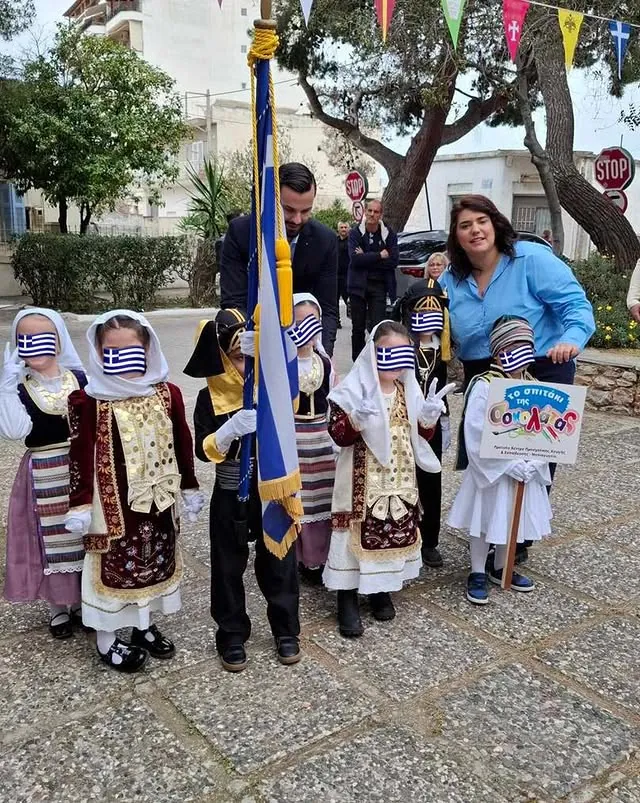 Παιδιά με παραδοσιακές στολές σε εθνική εορτή