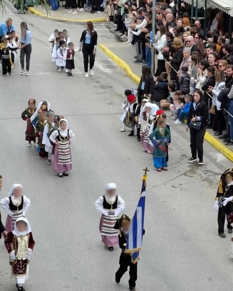 Παρέλαση των παιδιών με παραδοσιακές στολές